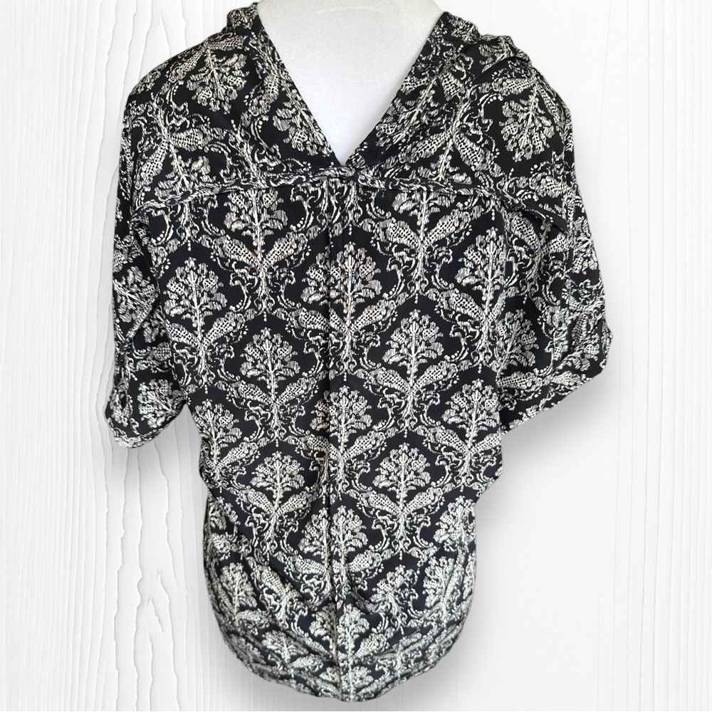 Dina Be for Francesca’s Collections Damask Sateen Cuff Shirttail Size Small (S) - Picture 3 of 9
